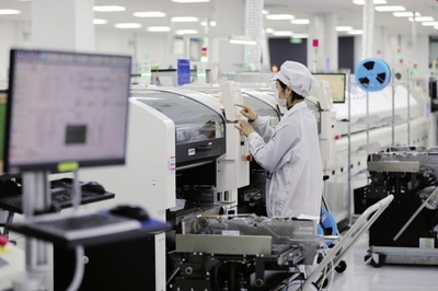 近年來(lái),安徽省淮北市以長(zhǎng)三角一體化發(fā)展為契機(jī),相繼引進(jìn)電子信息、裝備制造、新能源、新材料等產(chǎn)業(yè)項(xiàng)目,為當(dāng)?shù)亟?jīng)濟(jì)轉(zhuǎn)型發(fā)展提供有力支撐。圖為在淮北市烈山經(jīng)濟(jì)開(kāi)發(fā)區(qū)一家智能控制器生產(chǎn)企業(yè),工人在車(chē)間內(nèi)忙碌。新華社