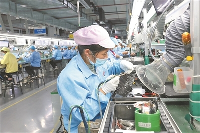 全區(qū)各地科學(xué)有序推動(dòng)企業(yè)達(dá)產(chǎn)滿產(chǎn) 開足馬力忙生產(chǎn)